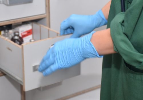 Dyrlæge trækker skuffe ud med medicin