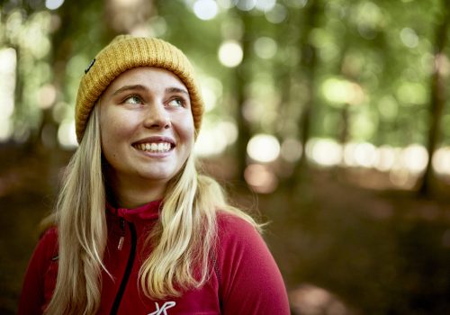 Ung kvinde i en skov